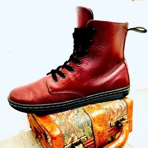 Dr. Marten LEYTON size 9 dark red boot